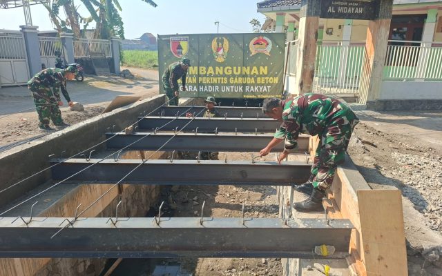 Pembangunan Jembatan Garuda Tahap VII di Bangsal, Personel TNI Mulai Pasang Rangka Baja