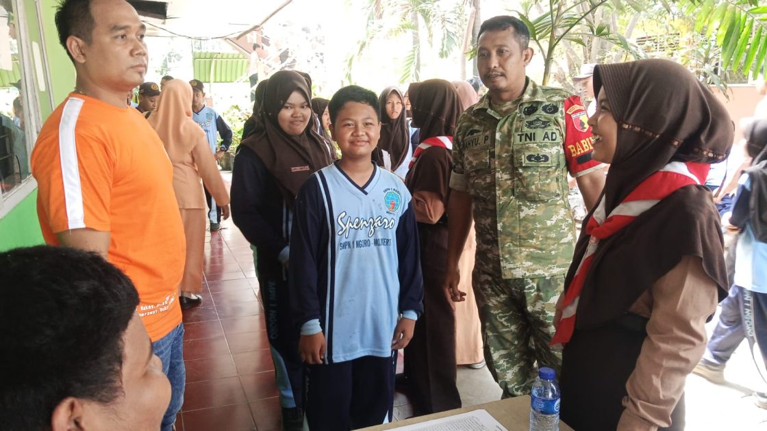 PT Padi Indonesia Maju Bersama Koramil 0815/12 Gelar Pemeriksaan Kesehatan Rutin di SMPN 1 Ngoro