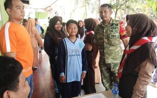 PT Padi Indonesia Maju Bersama Koramil 0815/12 Gelar Pemeriksaan Kesehatan Rutin di SMPN 1 Ngoro