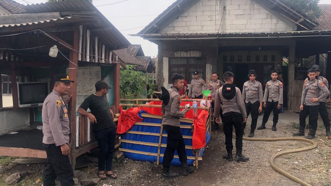 Semangat ‘Polisi Bersama Masyarakat: Polda Jatim Dirikan Posko Karhutla dan Distribusikan Air Bersih di Pasuruan