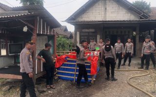 Semangat ‘Polisi Bersama Masyarakat: Polda Jatim Dirikan Posko Karhutla dan Distribusikan Air Bersih di Pasuruan