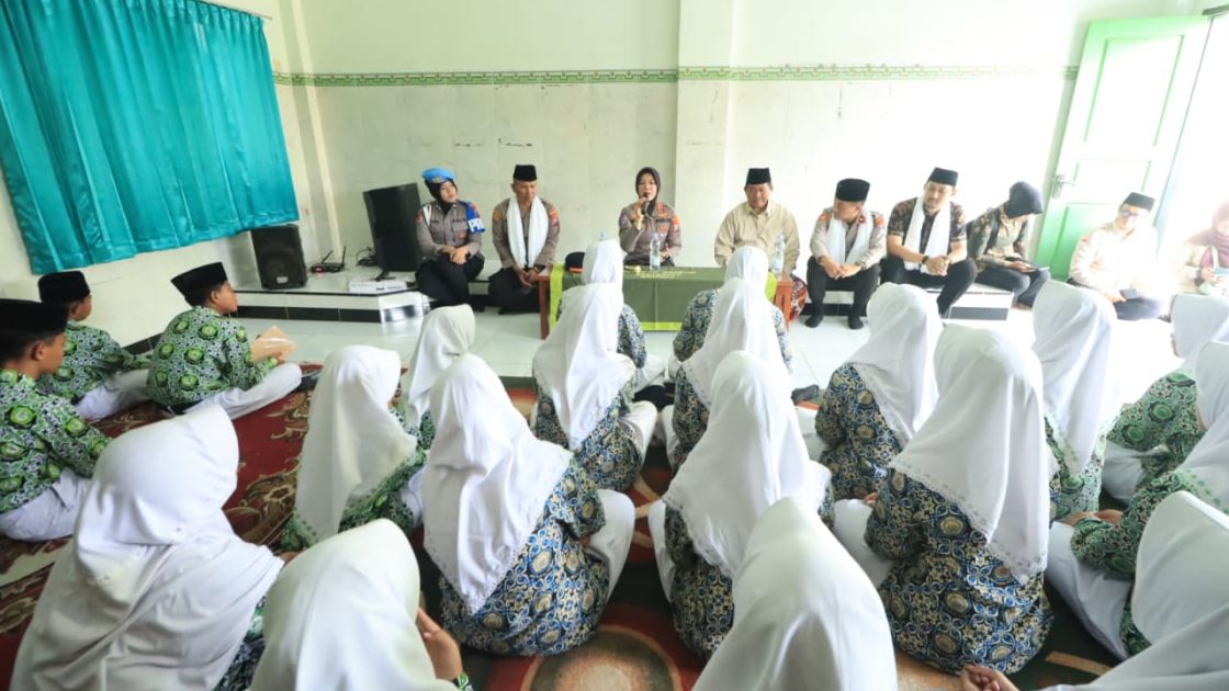 Polisi Peduli Pendidikan: Kapolres Bojonegoro Ajak Santri Al-Fatimah Jauhi Judol dan Bullying