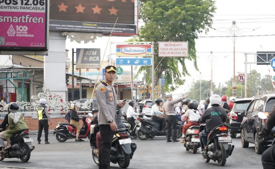 Hadir di Tengah Masyarakat, Kapolres Mojokerto Kota Pimpin Gatur Lalin Pagi