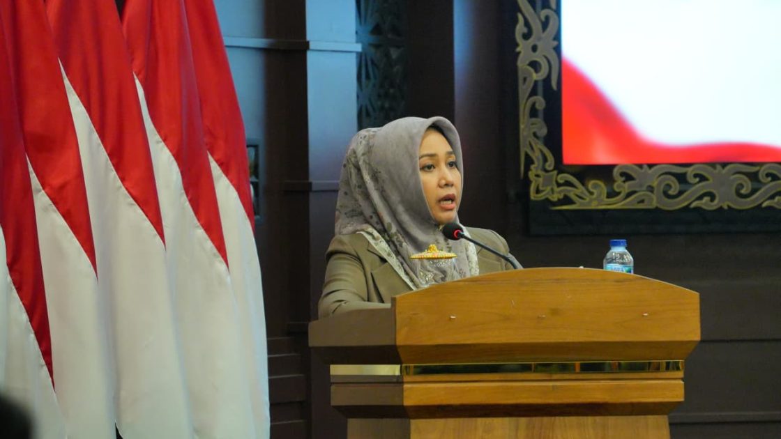 Jawab Pandangan Fraksi, Ning Ita Tegaskan APBD untuk Kesejahteraan Warga