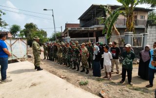 Bersihkan Mushola dan Salurkan Bantuan, Kodim 0815/Mojokerto dan FIF Group Hadirkan Manfaat bagi Masyarakat