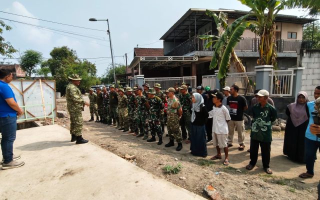 Bersihkan Mushola dan Salurkan Bantuan, Kodim 0815/Mojokerto dan FIF Group Hadirkan Manfaat bagi Masyarakat