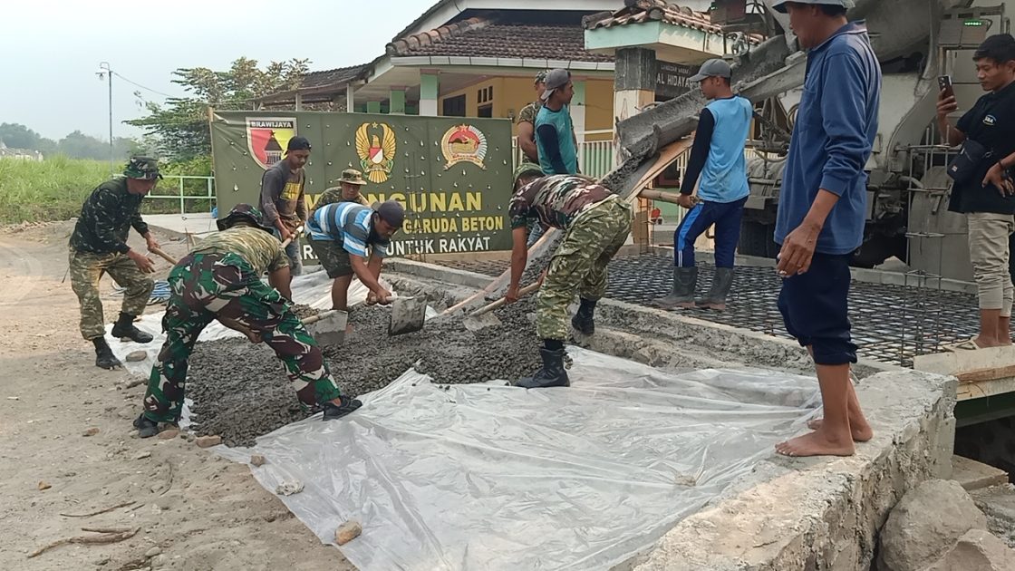 Personel Kodim 0815/Mojokerto dan Warga Bahu-Membahu Cor Jembatan Beton Garuda di Bangsal