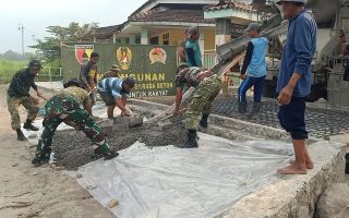 Personel Kodim 0815/Mojokerto dan Warga Bahu-Membahu Cor Jembatan Beton Garuda di Bangsal